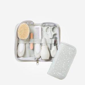 39458-Neceser de Aseo para bebé gris Saro